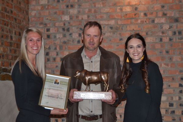 Stefan van Wyk Wisseltrofee - Stefan van Wyk Wisseltrofee word oorhandig aan Ben Raath deur Charne van Wyk Links en Illane van Wyk regs